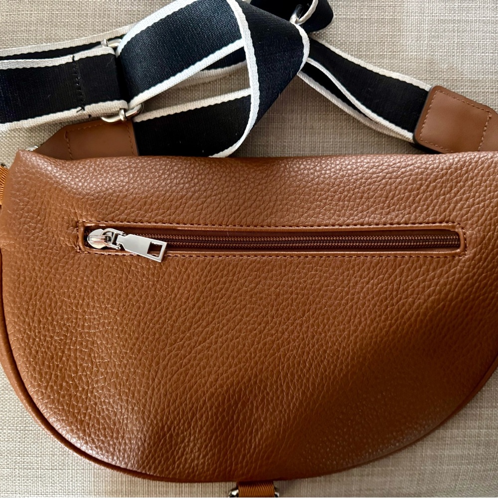 Elegant Brown Crossbody Bag - Picture 3 of 6